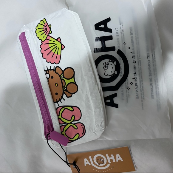 New Hello Kitty X aloha collection mini pouch - Picture 2 of 4